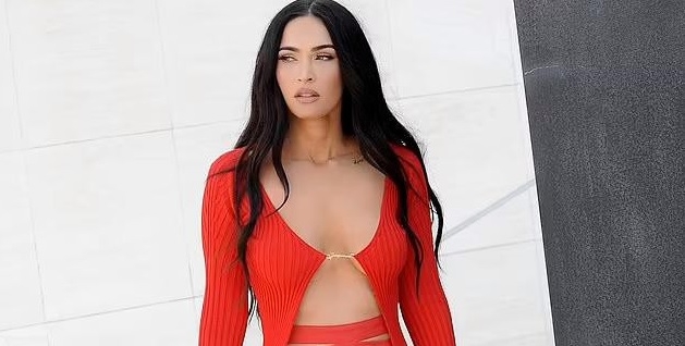 Megan Fox cài áo hờ hững đi dạo phố cuối tuần