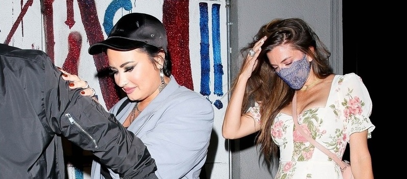 Demi Lovato phối đồ phong cách đi chơi tối cùng bạn thân