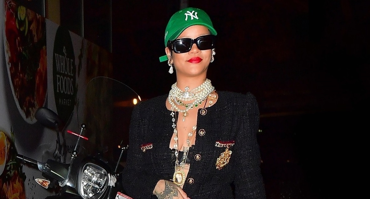 Tỷ phú Rihanna đeo dây ngọc trai đắt giá đi chơi tối