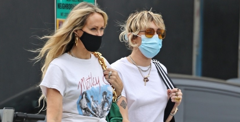Miley Cyrus lên đồ cá tính đi mua sắm cùng mẹ