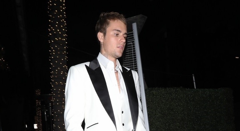 Justin Bieber diện tuxedo lịch lãm đi chơi tối cùng bạn bè