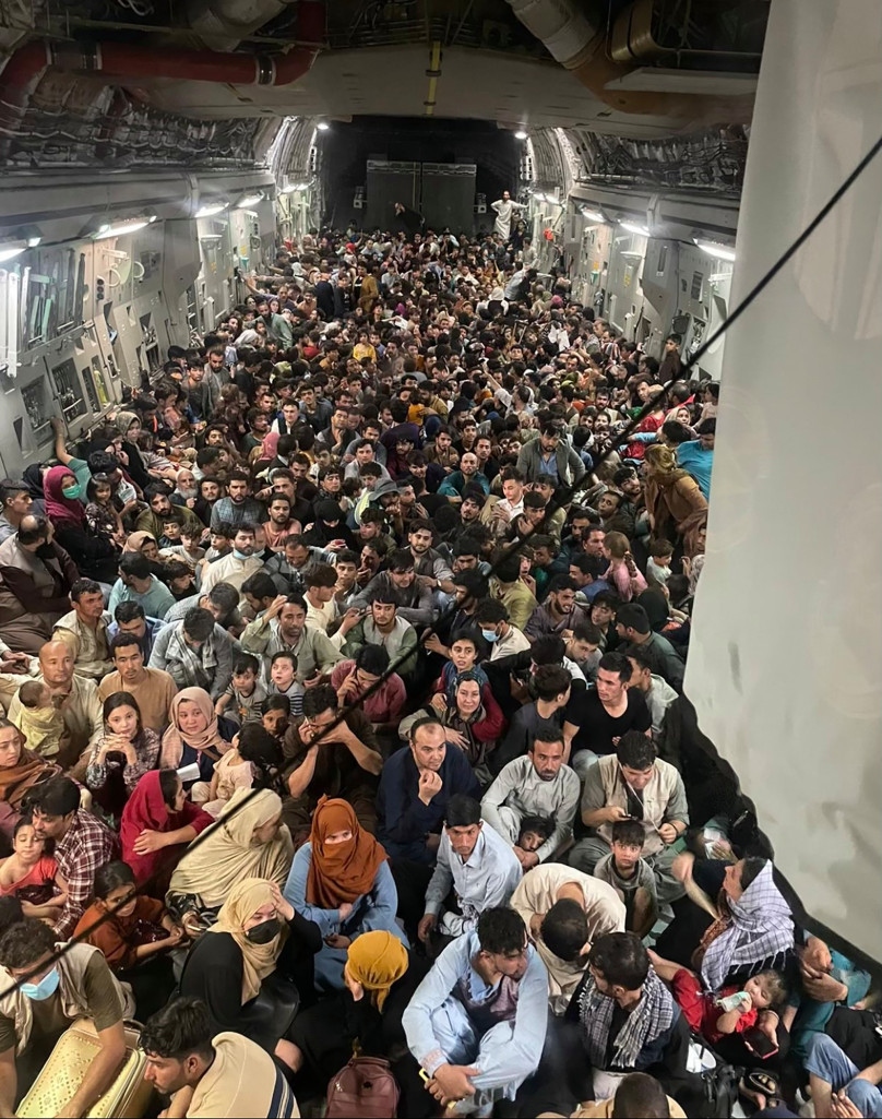 Hơn 600 người chen chúc trên máy bay vận tải của Mỹ, tháo chạy khỏi Afghanistan