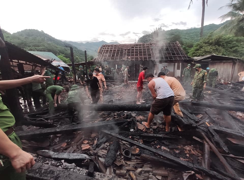 Bà hỏa thiêu rụi 3 căn nhà gỗ ở huyện biên giới Nghệ An