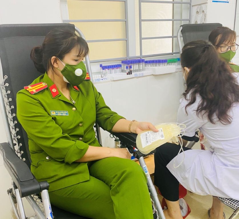 Vừa trực chốt trở về, nữ công an đến ngay bệnh viện hiến máu cứu người