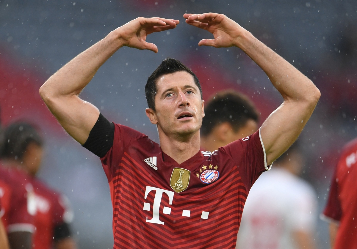 Lewandowski san bằng kỷ lục, Bayern thắng nhọc Cologne