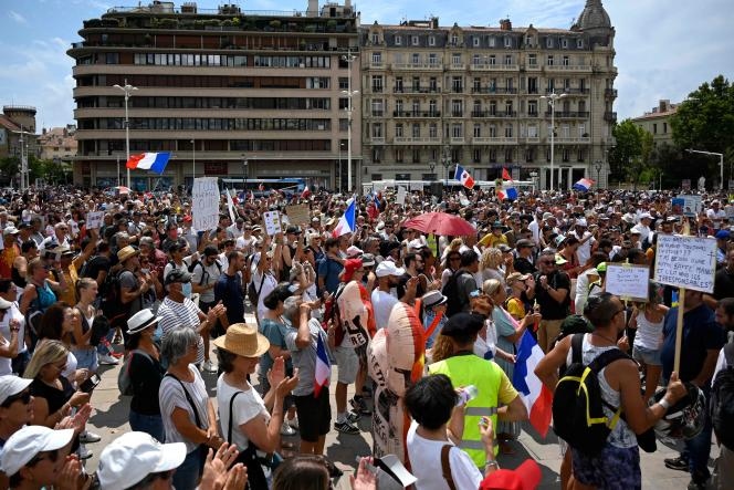 Hàng trăm nghìn người Pháp xuống đường biểu tình chống giấy thông hành y tế