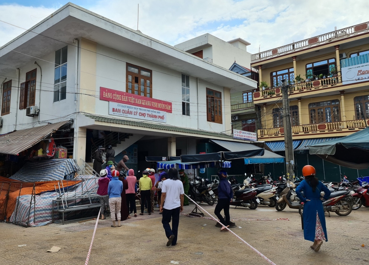 Quảng Bình xét nghiệm nhanh cho 1.300 tiểu thương tại chợ Đồng Hới