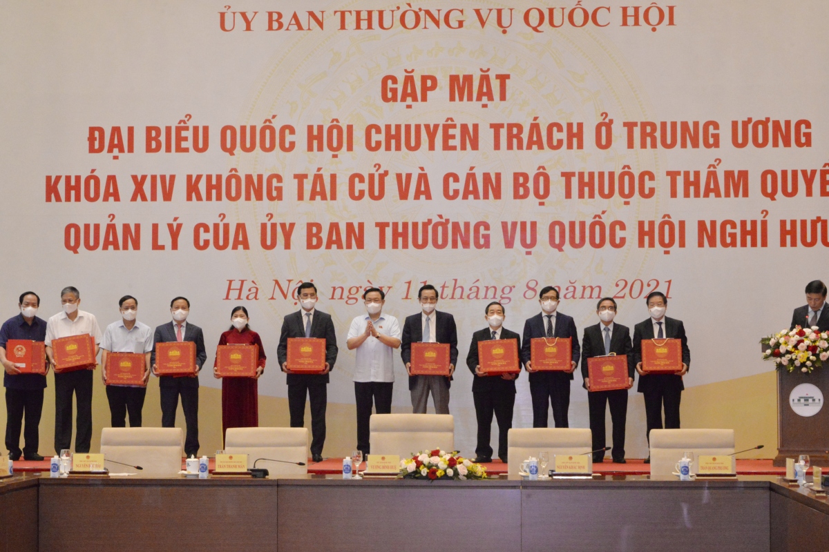 Chủ tịch Quốc hội gặp mặt các ĐBQH chuyên trách khóa XIV không tái cử