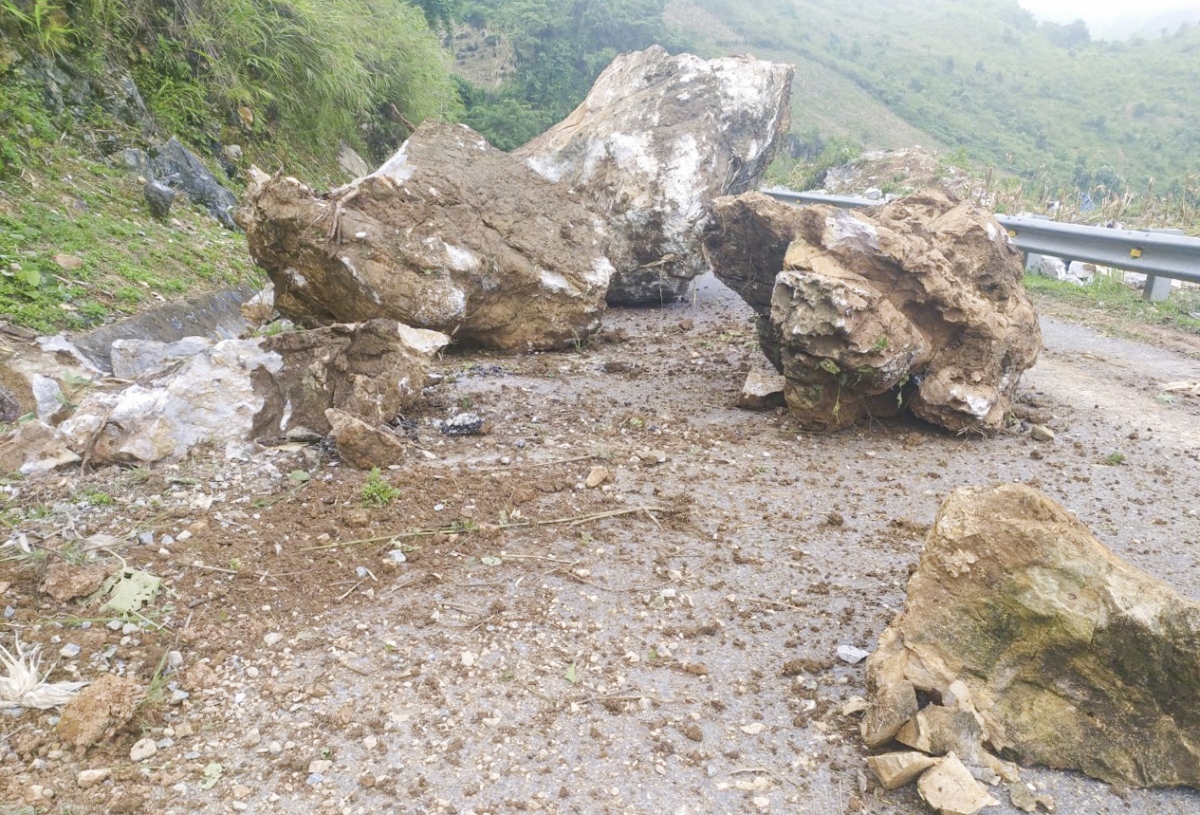 Điện Biên khắc phục sự cố đá lớn rơi khiến Quốc lộ 279 ách tắc giao thông