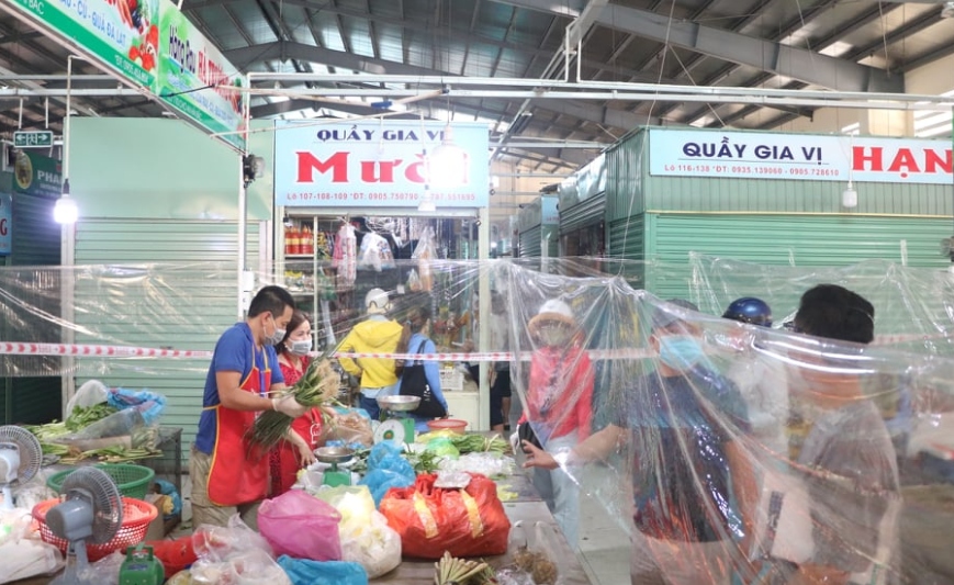 Đà Nẵng mở lại một số chợ truyền thống, người dân mua sắm theo cách mới