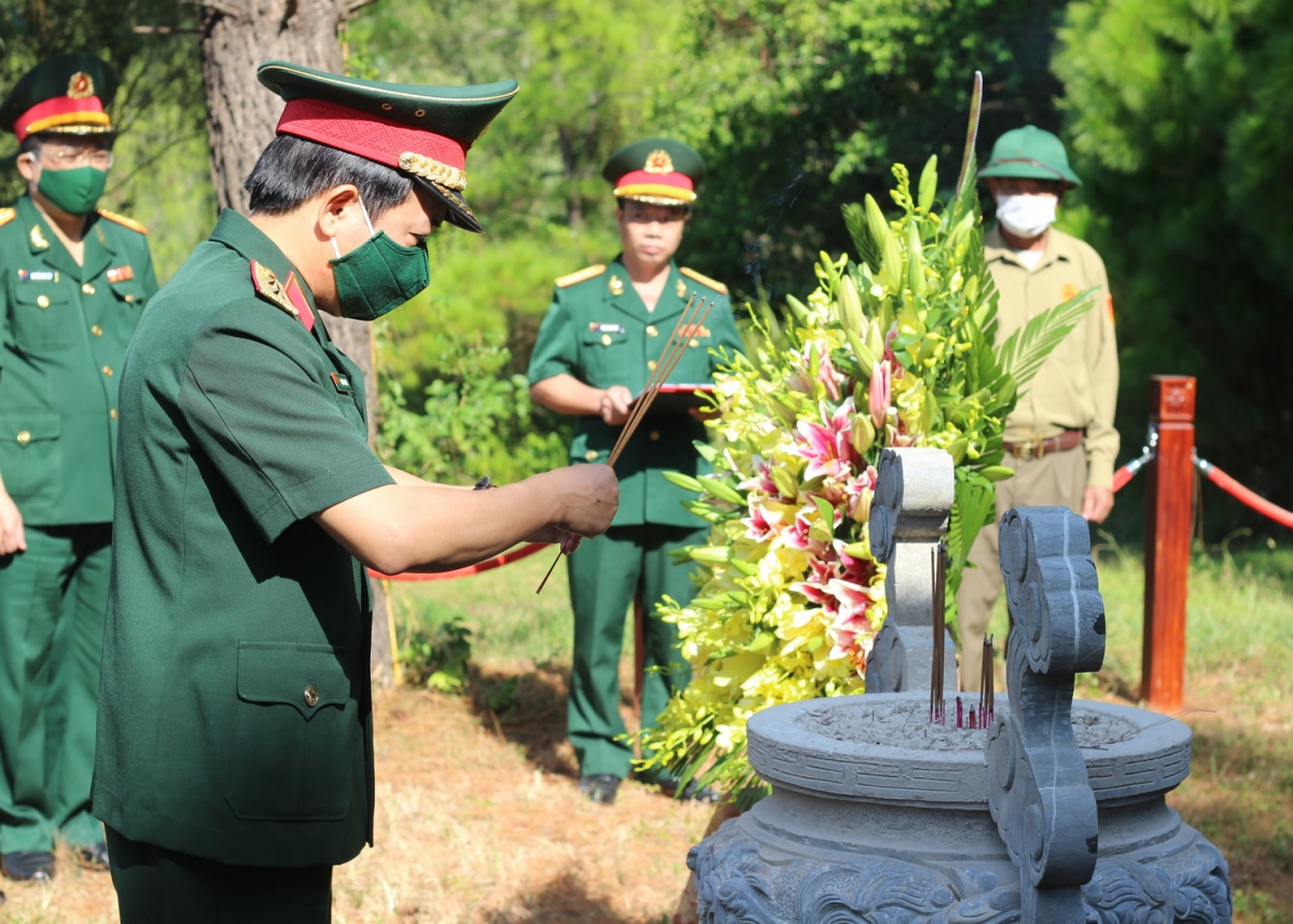 Dâng hương, viếng mộ Đại tướng Võ Nguyên Giáp kỷ niệm 110 năm ngày sinh