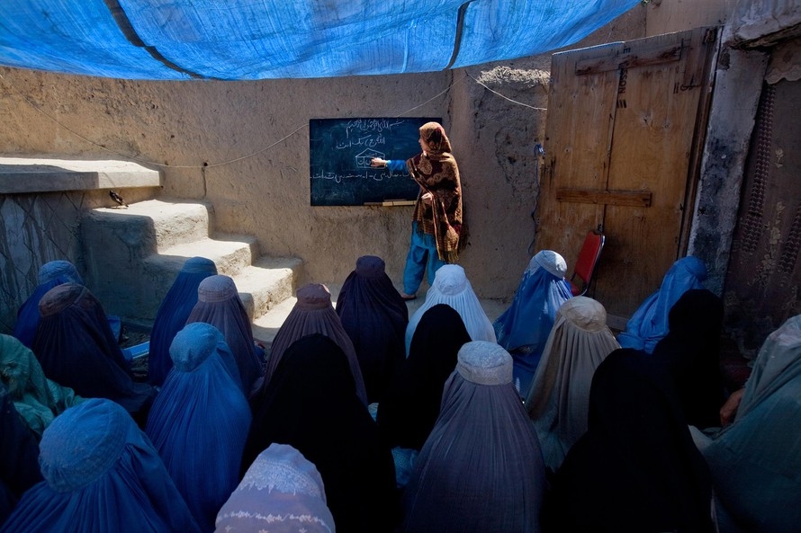 Taliban cấm giáo viên nam giảng dạy cho nữ sinh