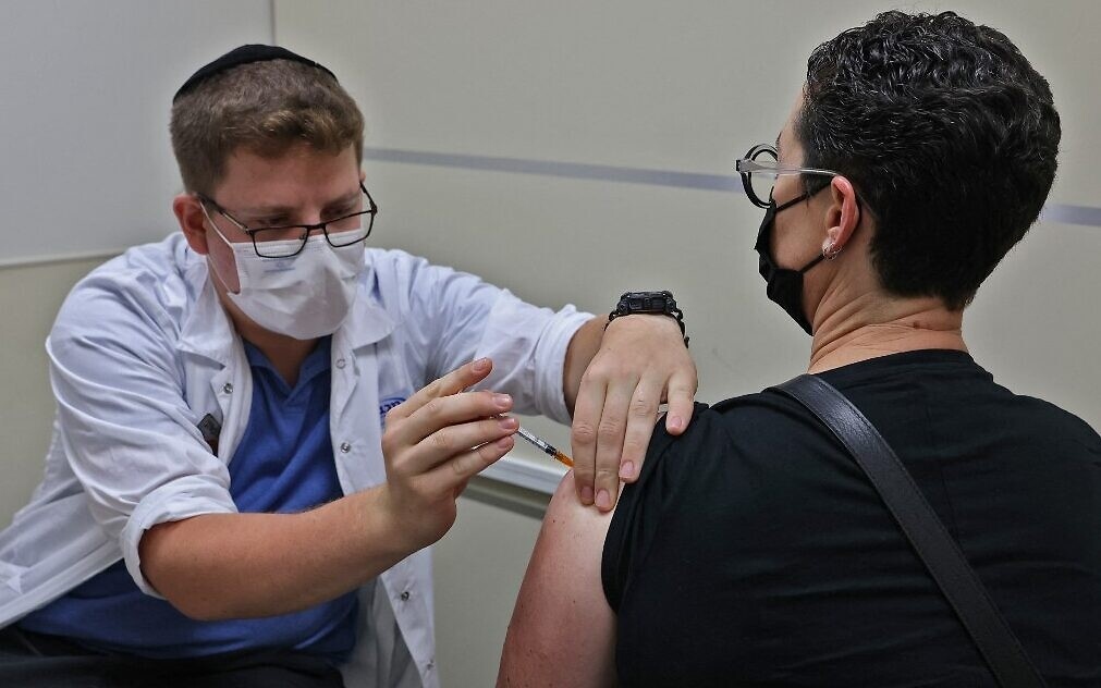 Israel bắt đầu chiến dịch tiêm mũi nhắc lại vaccine Covid-19 cho tất cả người dân