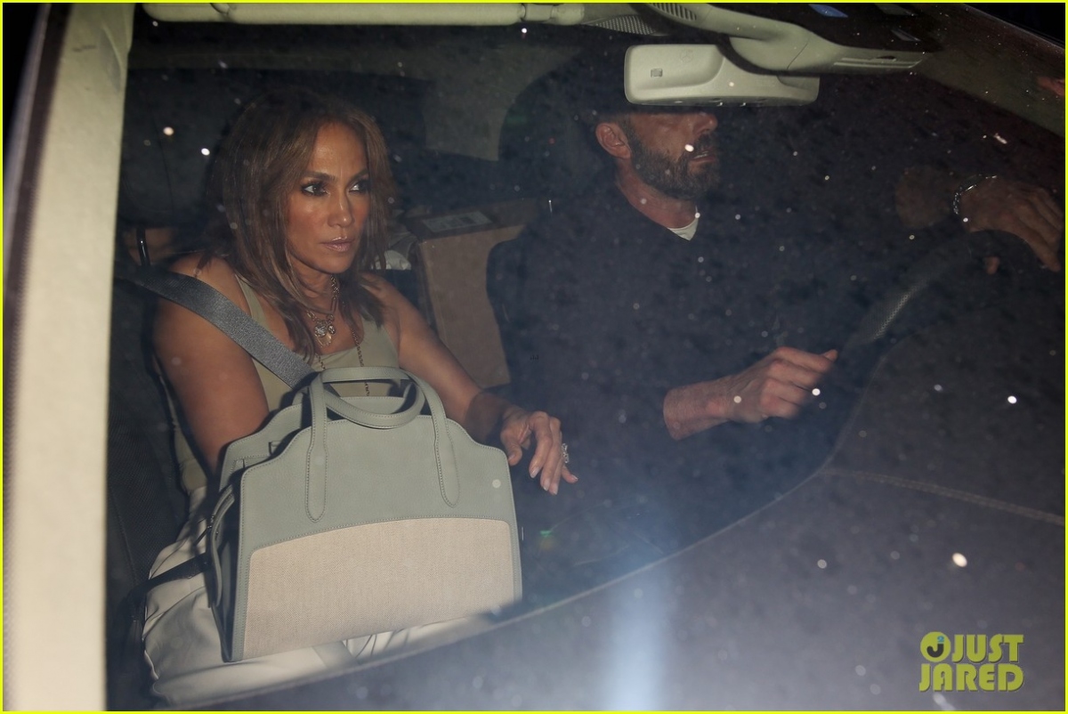 Jennifer Lopez gợi cảm đi ăn tối cùng bạn trai kém tuổi