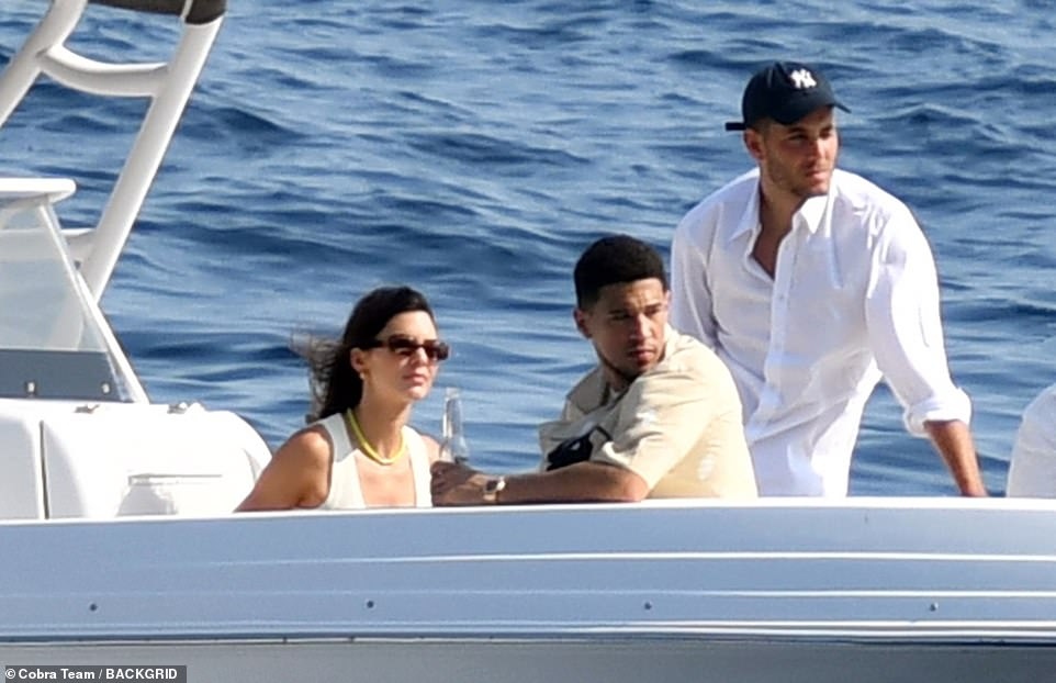 Kendall Jenner cùng bạn trai dùng bữa trưa trên du thuyền hạng sang