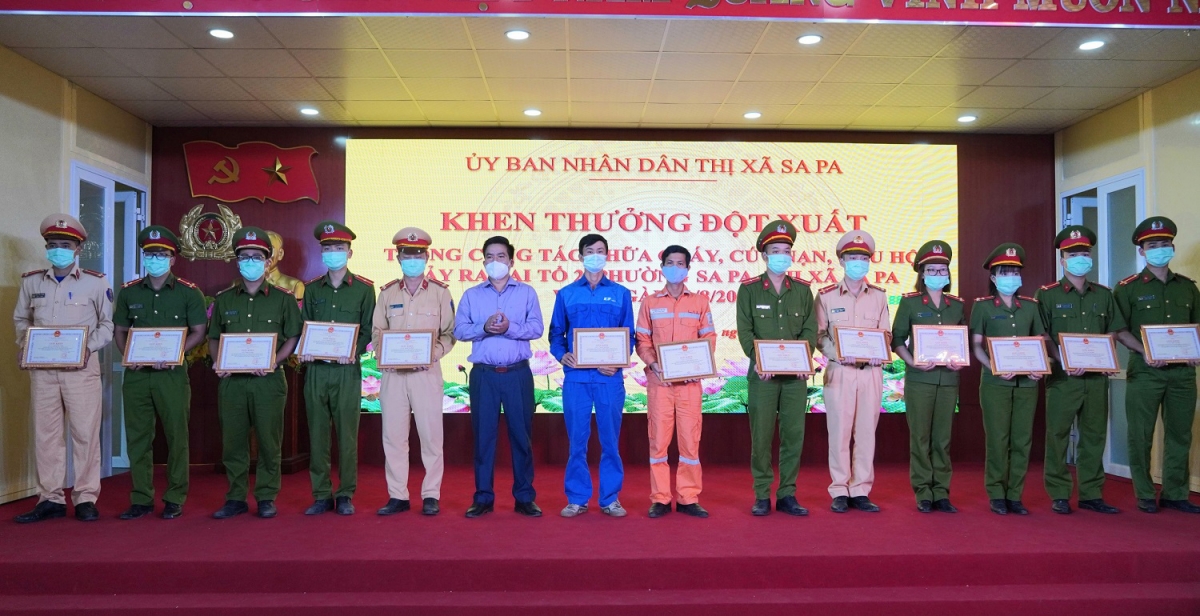 Khen thưởng 27 cá nhân trong vụ chữa cháy, cứu nạn ở Sa Pa