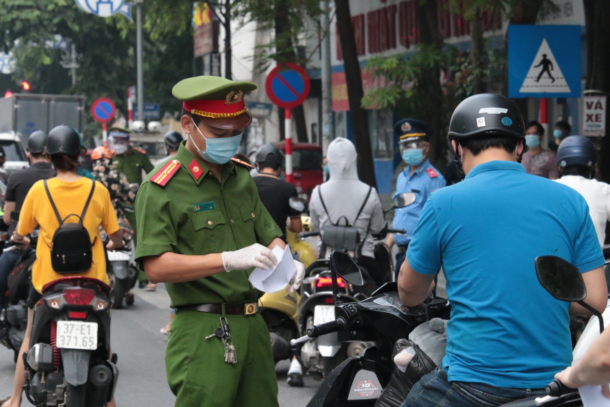 Hà Nội xử phạt hơn 800 trường hợp vi phạm giãn cách xã hội