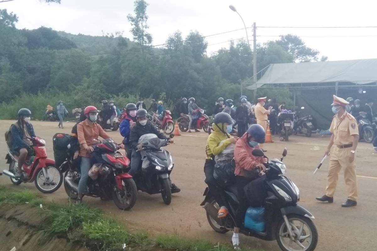 Lao động nghèo hồi hương tránh dịch: Đường về nhà gian nan