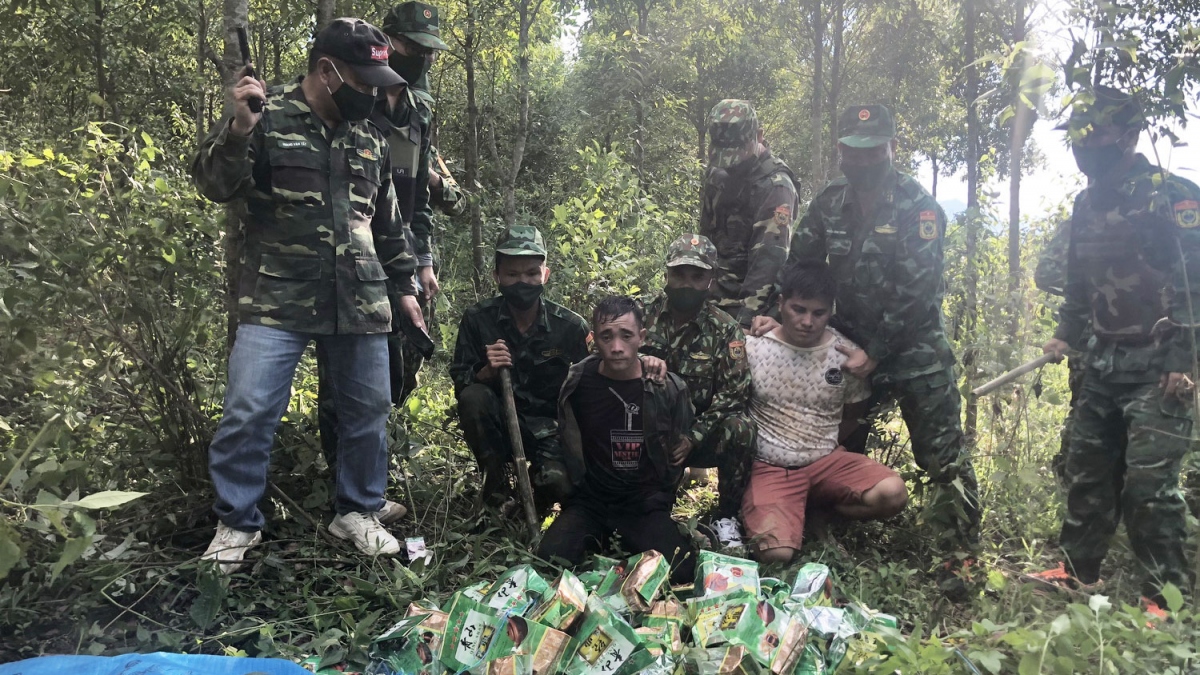 Bắt 3 đối tượng vận chuyển 46kg ma túy đá từ Lào về Việt Nam
