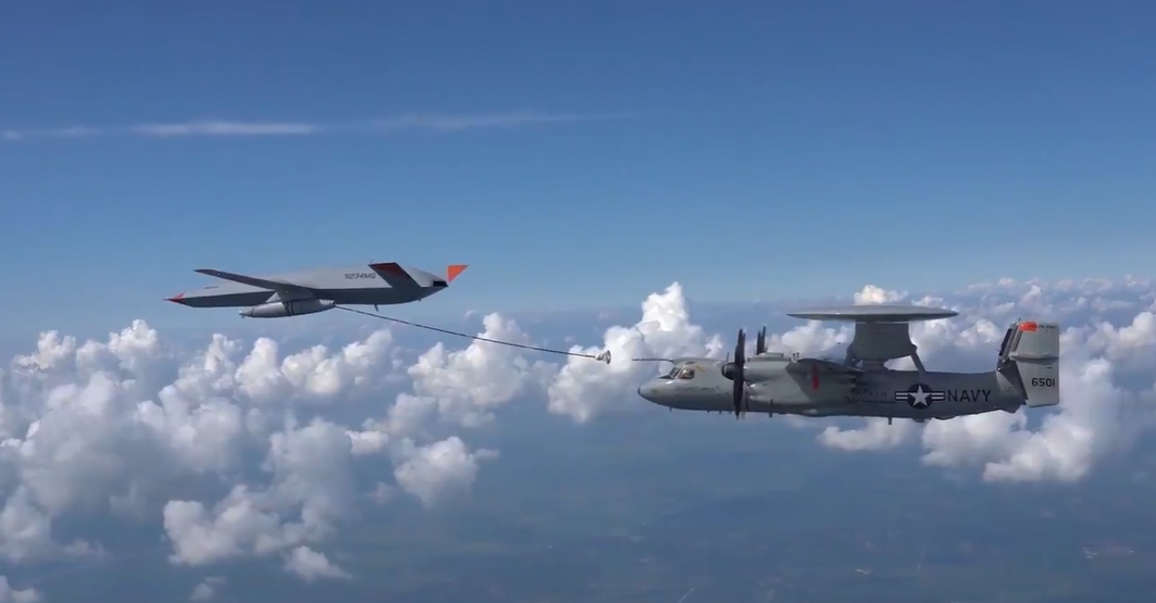 UAV MQ-25 lần đầu tiếp nhiên liệu trên không cho máy bay cảnh báo sớm E-2D