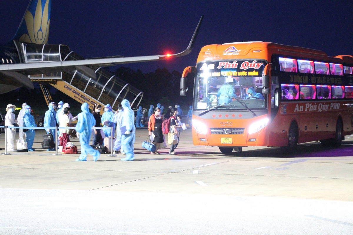 Chuyến bay đầu tiên chở 217 người Nghệ An hạ cánh nơi quê nhà
