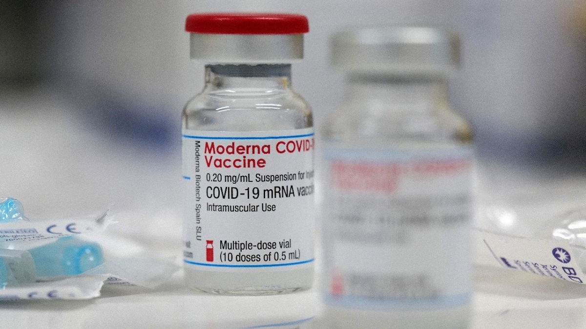 Nhật Bản đình chỉ sử dụng 1,63 triệu liều vaccine Moderna vì "chất lạ"