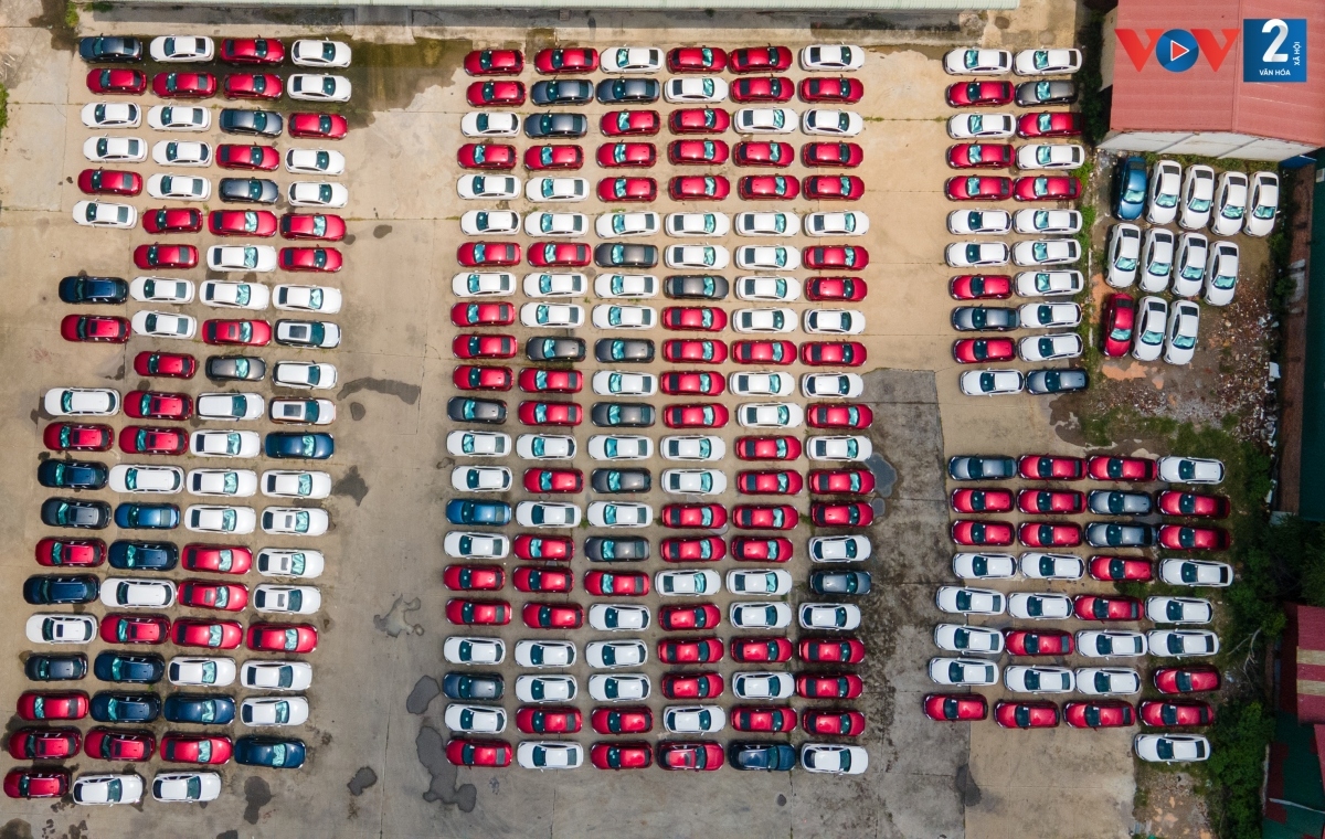 Hàng trăm ô tô phơi nắng giữa dịch Covid-19