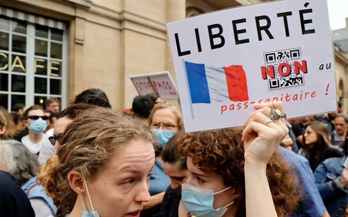 Tranh cãi tiếp diễn trong ngày đầu Pháp áp dụng giấy thông hành y tế