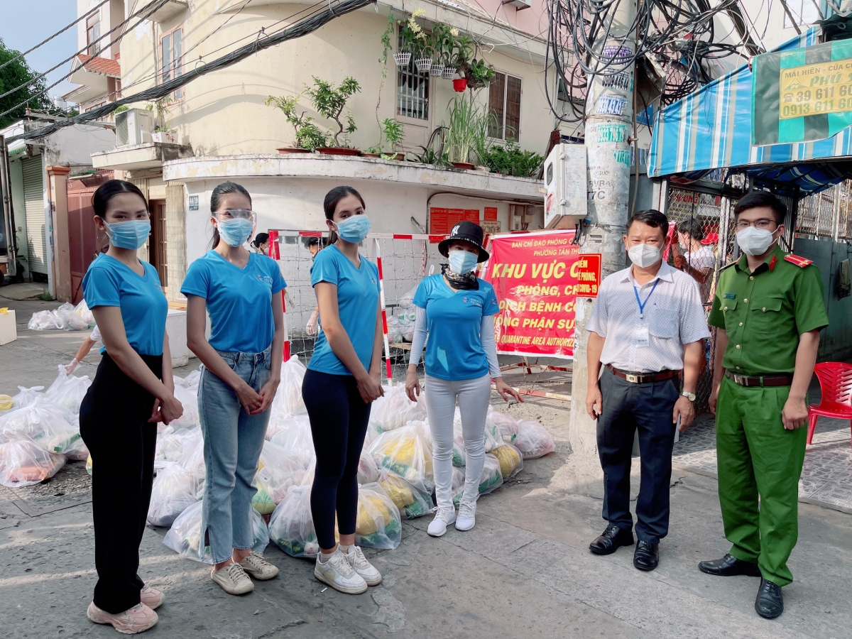 Tiểu Vy, Phương Anh và “bà trùm Hoa hậu” chi viện lương thực cho lao động nghèo