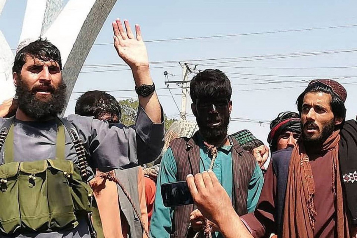 Sốc với cảnh 2 người đàn ông bị quấn thòng lọng trên cổ, dẫn đi diễu phố tại Afghanistan