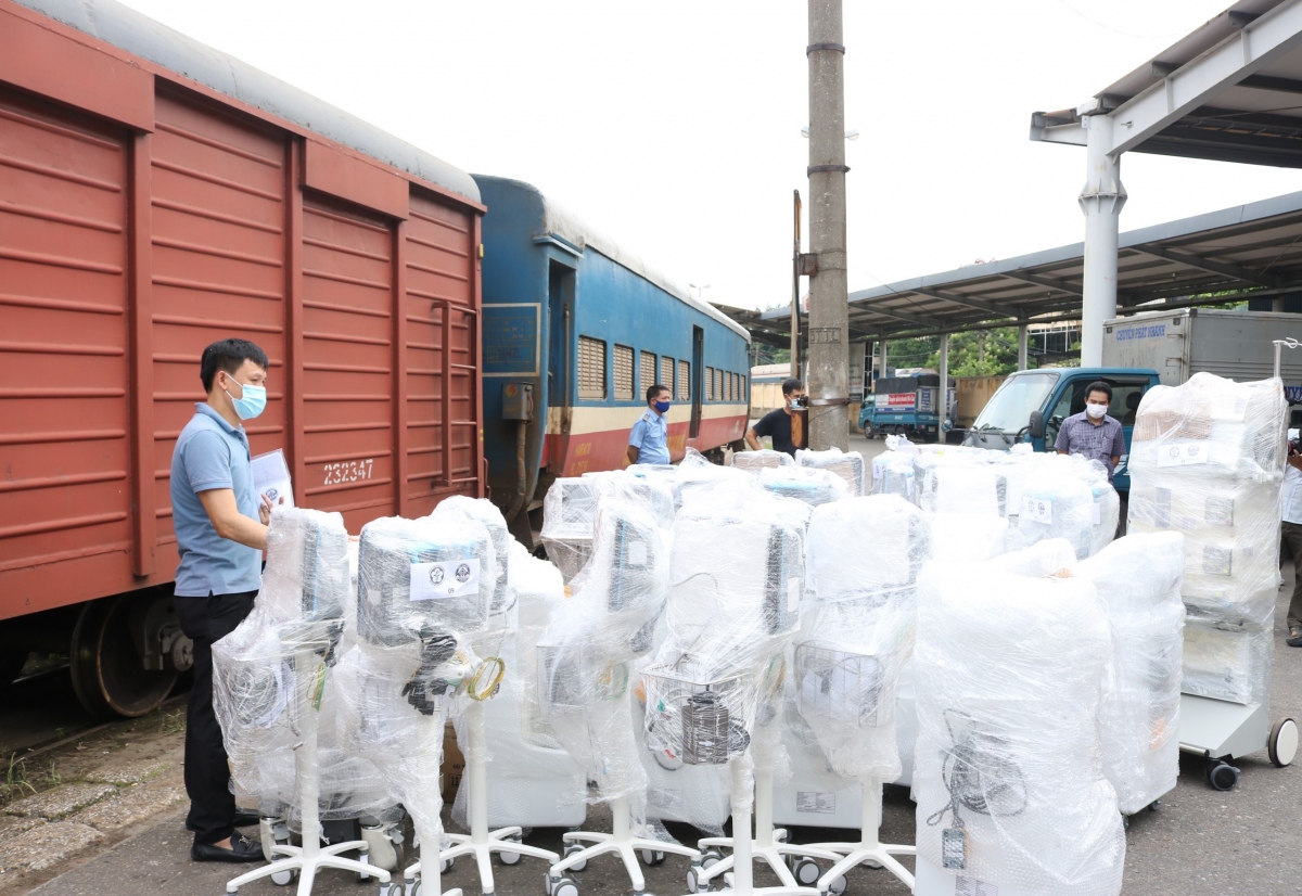 Tàu chở hàng trăm thiết bị y tế từ Hà Nội vào TP.HCM chống dịch