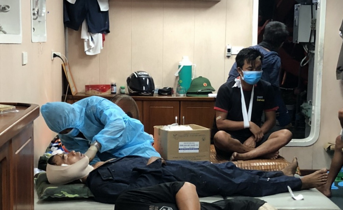 Chìm tàu ở Quảng Trị, 7 thuyền viên được cứu sống, 2 thuyền viên mất tích