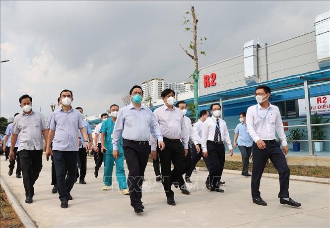 Thủ tướng kiểm tra Bệnh viện tuyến cuối điều trị bệnh nhân COVID-19 tại Hà Nội