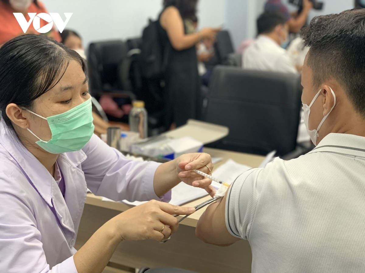 Nơi tiêm chậm, chỗ không có vaccine để tiêm, khi nào Việt Nam đạt miễn dịch cộng đồng?