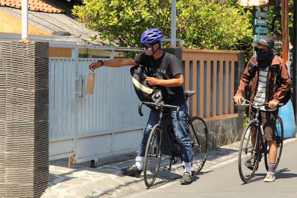 Indonesia thành lập đội quân xe đạp giao hàng cho người cách ly