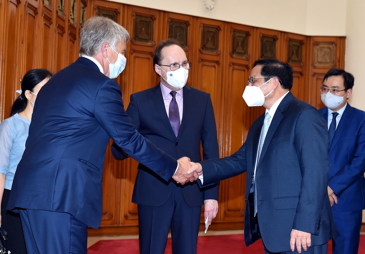 Thủ tướng: Việt Nam mong muốn Nga chuyển giao công nghệ sản xuất thuốc điều trị Covid-19