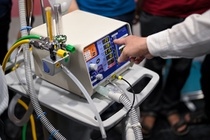 "Thổi" giá máy thở gấp đôi, Bộ Y tế đề nghị một công ty giải trình