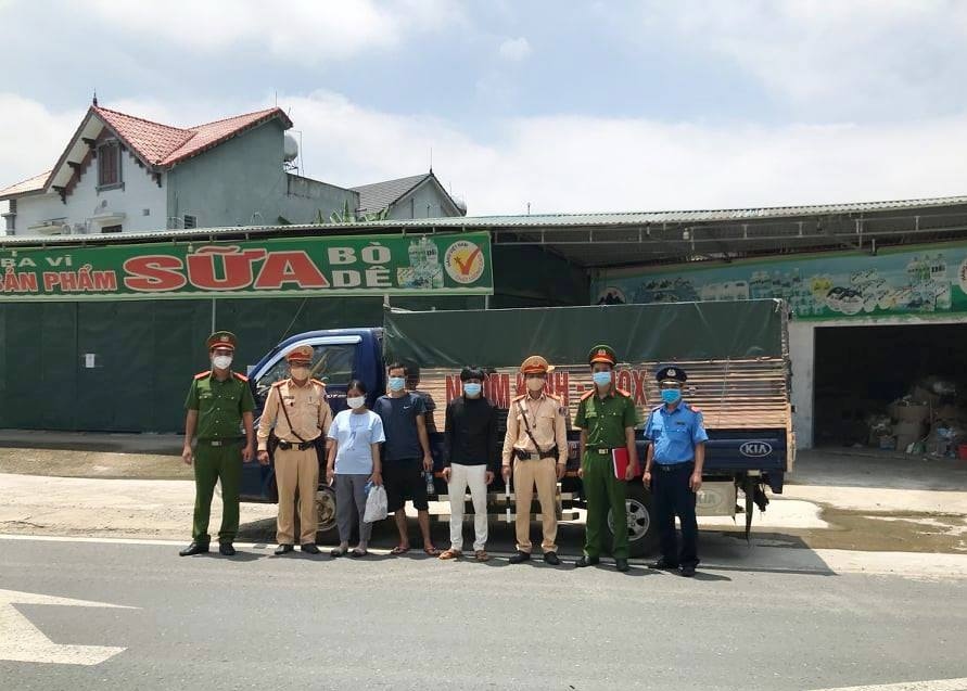 Lái xe "luồng xanh" chở thuê người qua chốt kiểm dịch ở Hà Nội