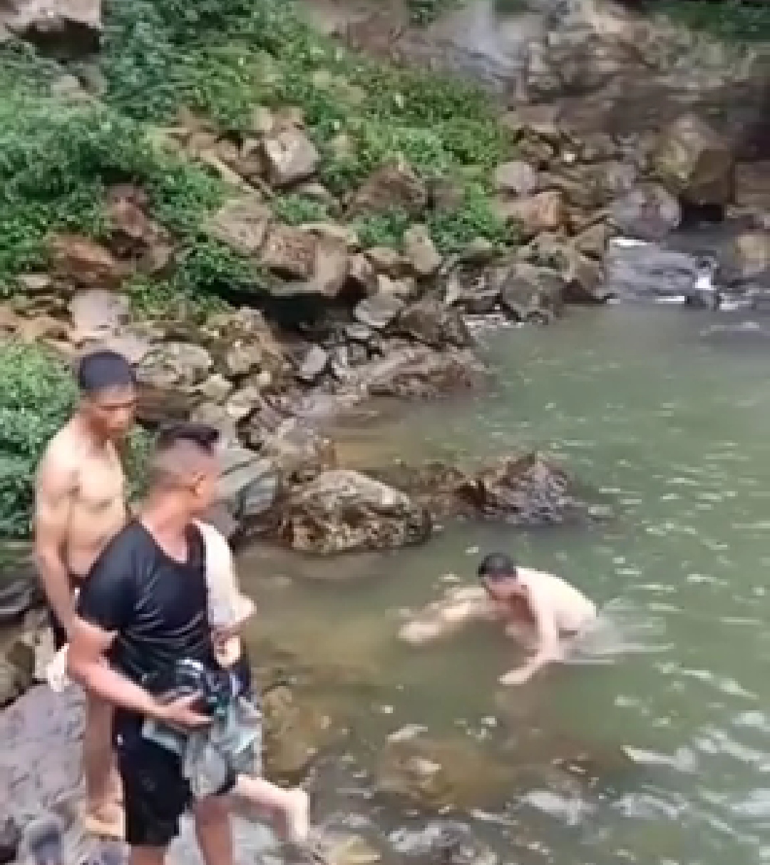 Một người tử vong khi đi tắm thác Đát ở Yên Bái