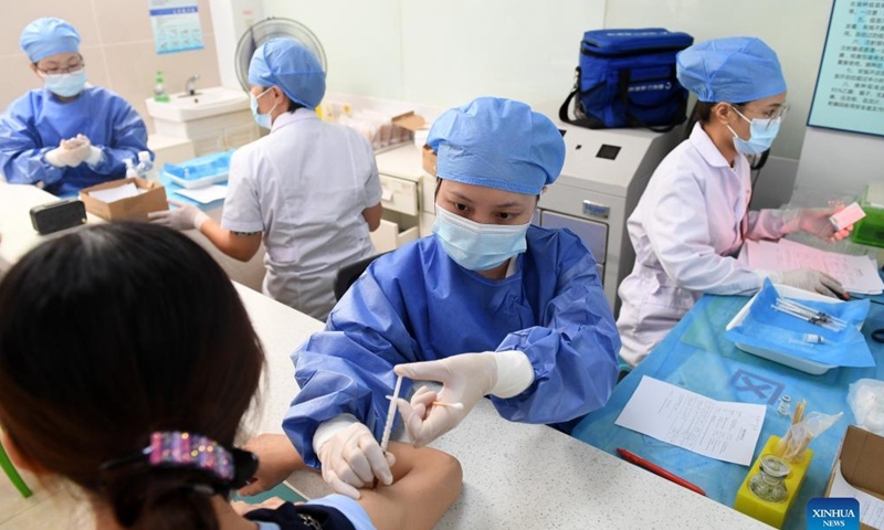 Hơn một tỷ người tiêm đủ mũi vaccine, Trung Quốc hướng tới nhóm dưới 12 tuổi