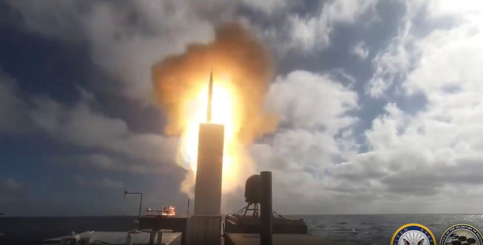 Cận cảnh Hải quân Mỹ phóng thành công tên lửa SM-6 từ "tàu ma" USV Ranger