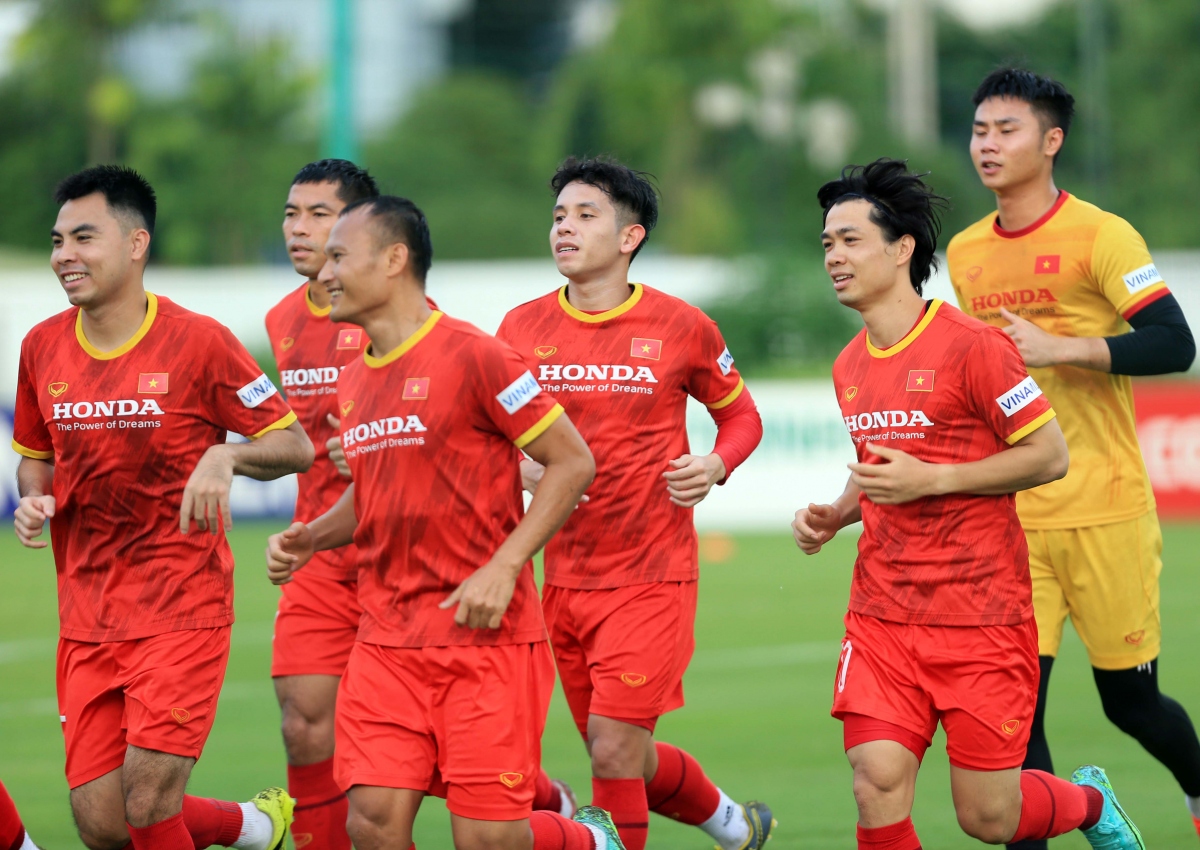Công Phượng tươi cười, "đội mưa" tập luyện cùng đồng đội ngày trở lại ĐT Việt Nam