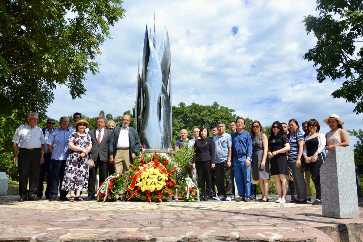 Mùa thu Hungary nhớ Bác