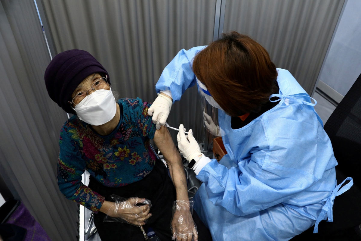 Hàn Quốc tăng tốc tiêm vaccine Covid-19 đạt 70% dân số trước Tết Trung thu