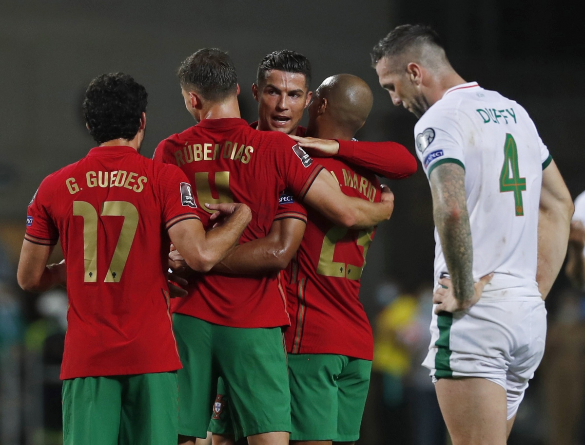 Chủ tịch FIFA ngả mũ trước thành tích săn bàn của Ronaldo