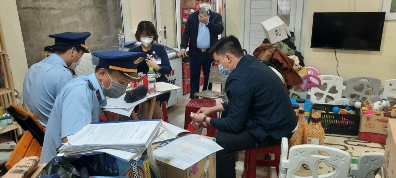 Phát hiện cửa hàng bán lậu thuốc và bộ kit test nhanh Covid-19 ở Lâm Đồng