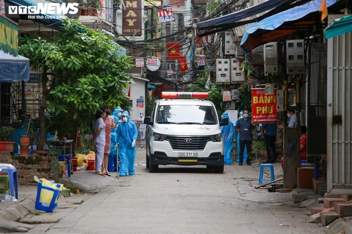 Hà Nội phong tỏa khu dân cư 800 người sau khi phát hiện 4 ca mắc COVID-19