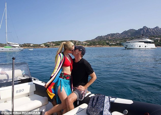 Paris Hilton diện áo tắm nóng bỏng, ngọt ngào hôn bạn trai trên du thuyền ở Pháp