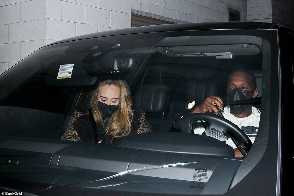 Ca sĩ Adele và bạn trai hẹn hò lãng mạn tại nhà hàng sang trọng ở Beverly Hills