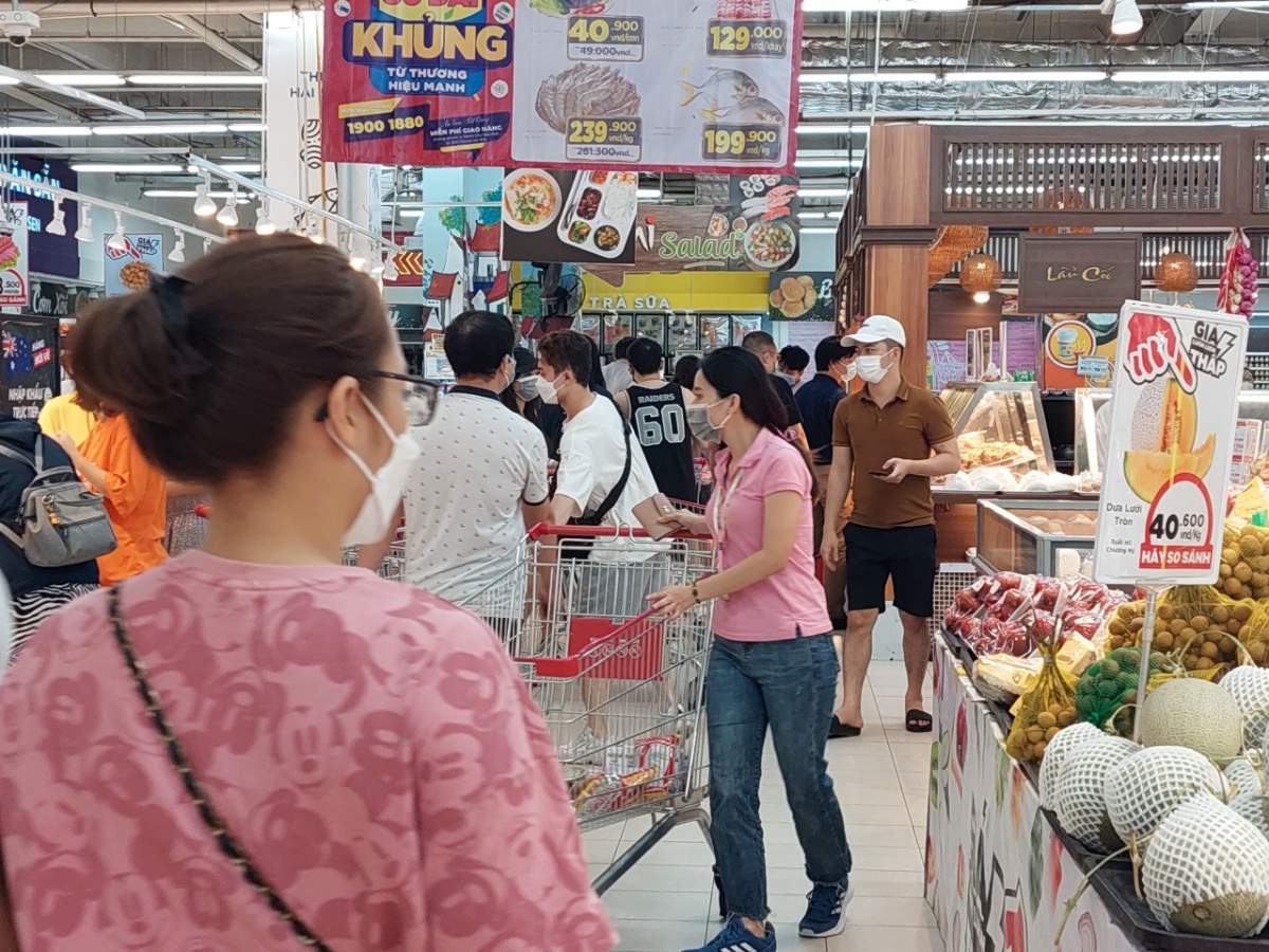 Nhiều siêu thị ở Hà Nội đông đúc trở lại, khó đảm bảo giãn cách phòng chống dịch